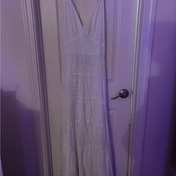 NWT* Abercrombie & Fitch White Eyelet Maxi Dress! 👗 - Picture 4 of 7
